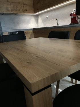 Kuchynský stôl dub hrčatý